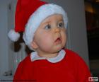 Красивые голубые глаза ребенка, одетый как Санта-Клаус